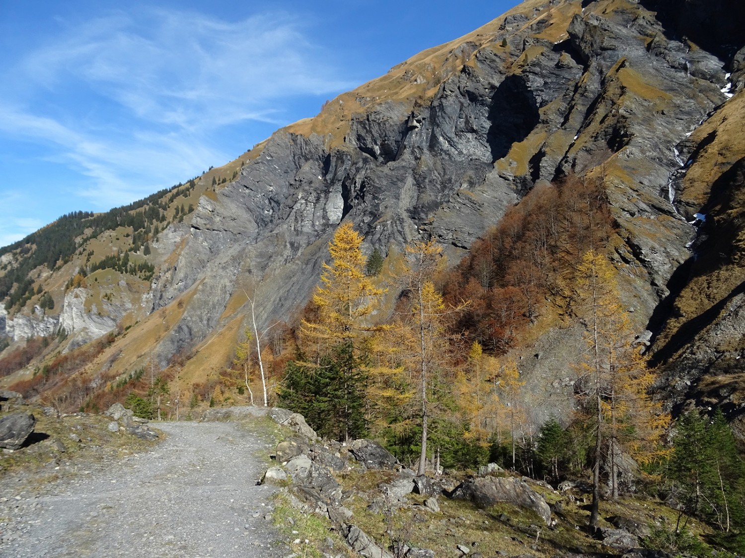 Des pentes crevassées dans la vallée du Gufelbach.