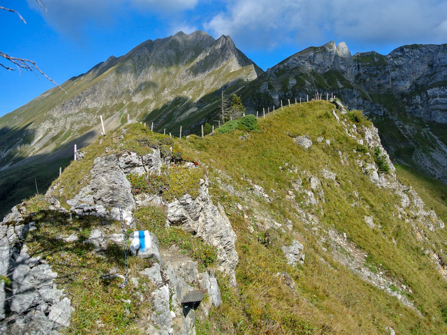 Le sentier de randonnée alpine commence: peu après le Sinsgäuer Schonegg, une chaîne aide. Photo: Rémy Kappeler