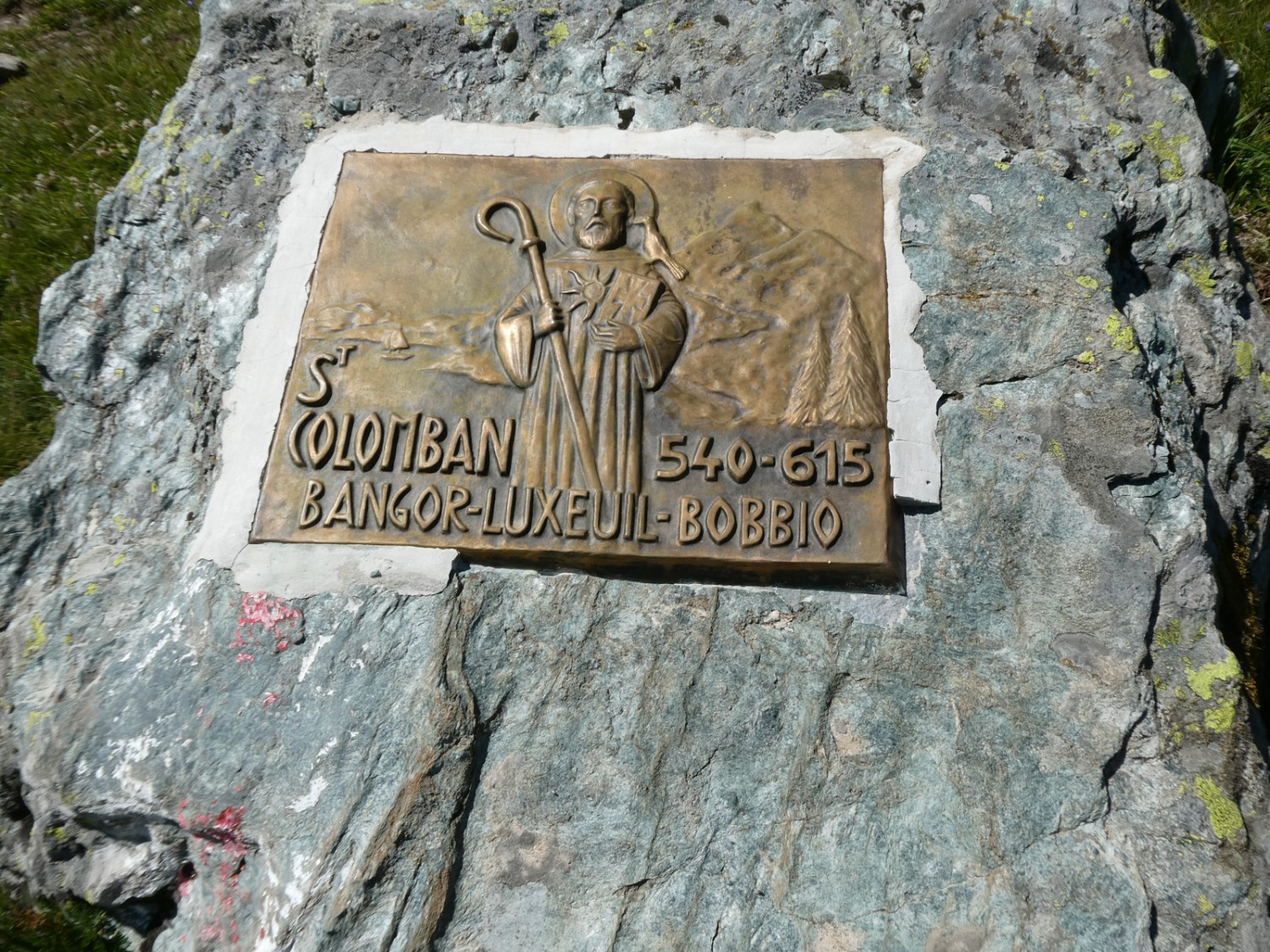 Plaque commémorative en l’honneur de saint Colomban au Pass da Sett.