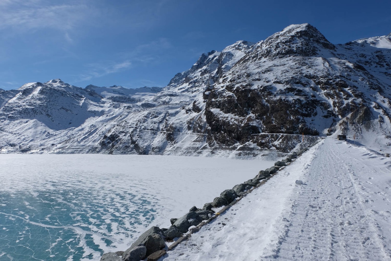 Le chemin de randonnée hivernale traverse le barrage. Photo: Elsbeth Flüeler