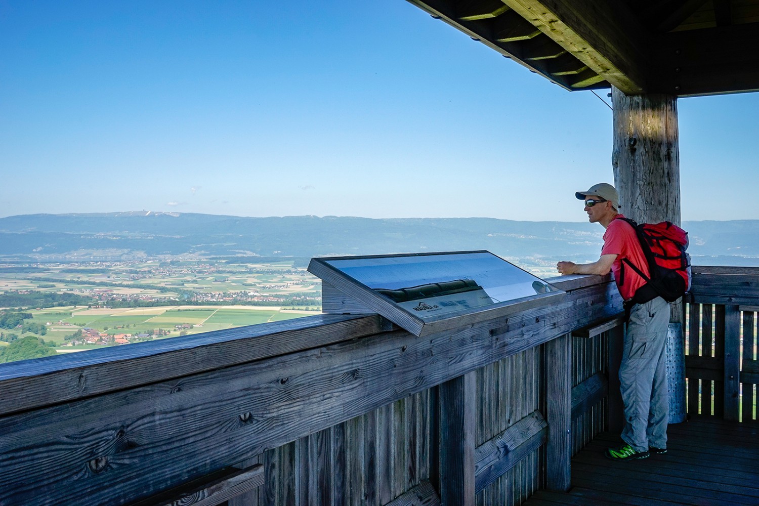 De la Chutzenturm, vue sur le Seeland et jusqu’au Chasseral. Photos: Fredy Joss