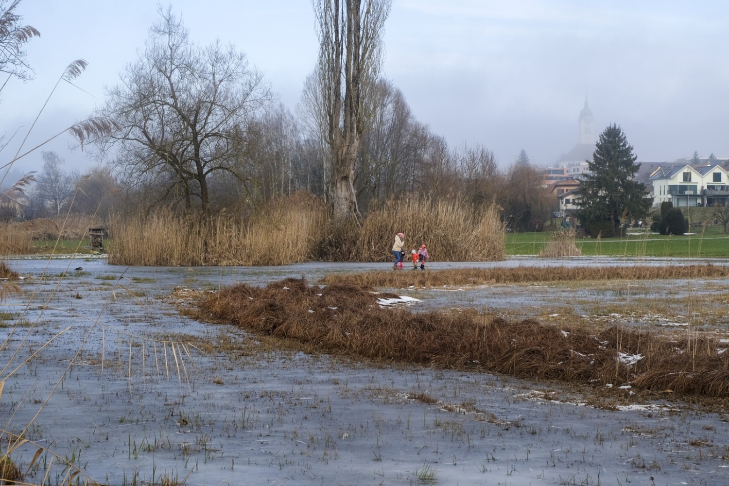 En hiver, l’eau des Seemöser est parfois gelée. On ne marche à la surface qu’à ses risques et périls! Photo: Elsbeth Flüeler