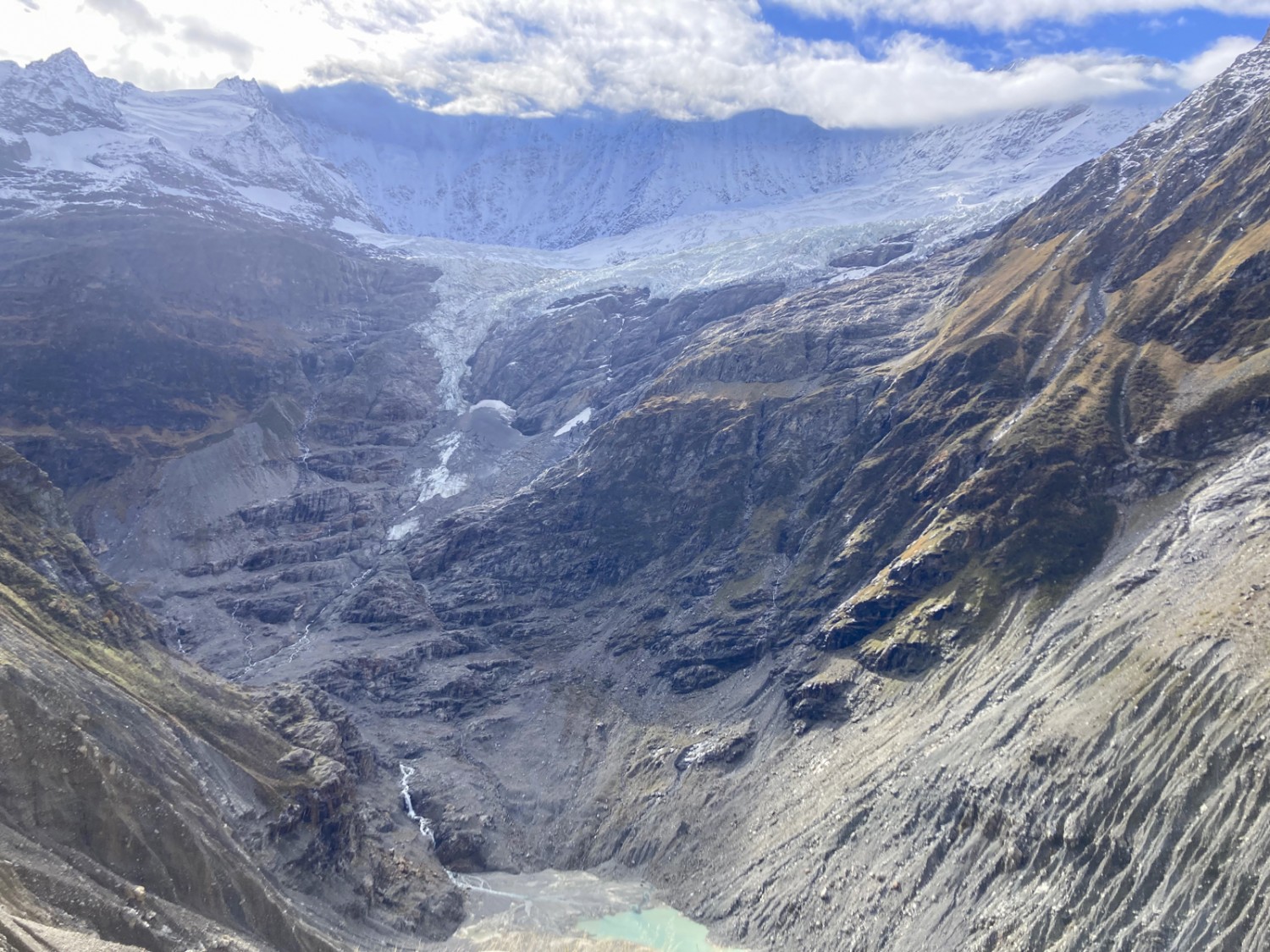 Die Fiescherhörner sind im Nebel versteckt. Der Gletscher zieht sich immer weiter zurück. Bild: Sabine Joss