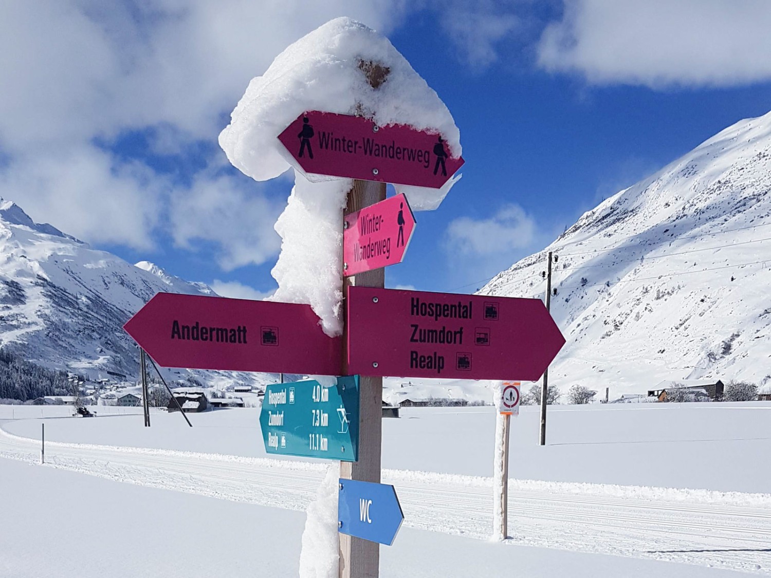 Indicateur de direction du chemin de randonnée hivernale à Andermatt. Photo: Laura Riedi