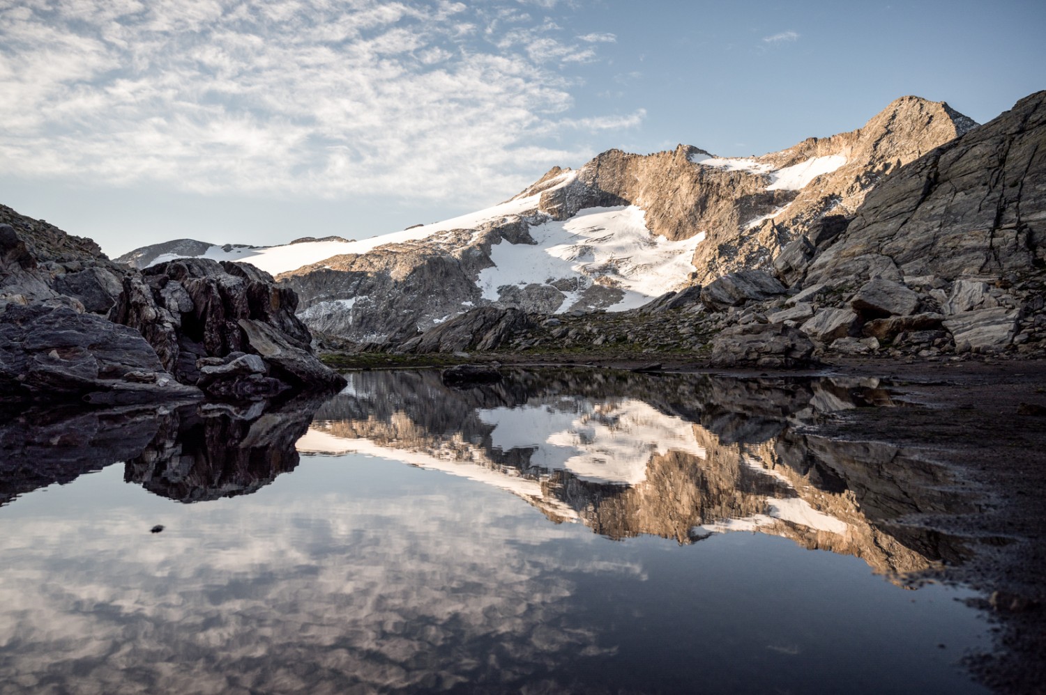 Le glacier du Basòdino se reflète dans le lac situé peu en dessous du col Bochetta di Val Maggia. Photo: Jon Guler