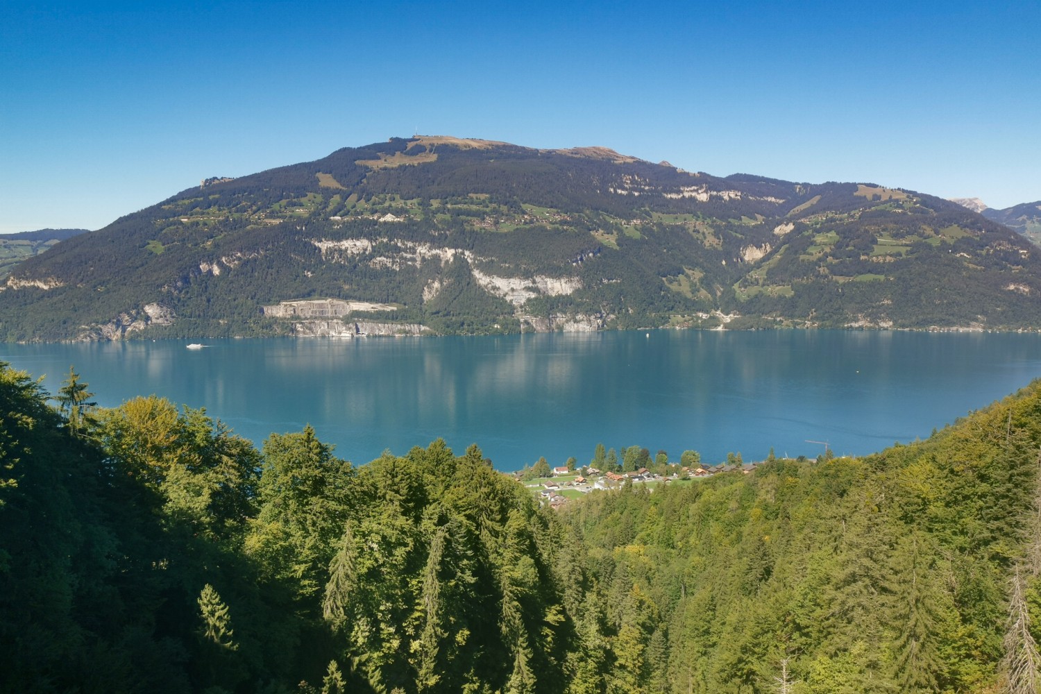 Ständiger Begleiter ist der Thunersee, hier mit dem Niederhorn im Hintergrund. Bild: Evelyne Zaugg