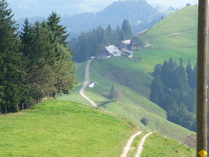Chemin de crête sur la randonnée panoramique dans l’Emmental.      Photo: Hans Schüpbach, PBC