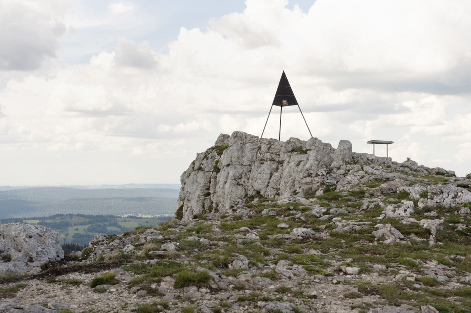 Sur le côté du Chasseron orienté vers la France, le précipice est abrupt. Photo: Raja Läubli