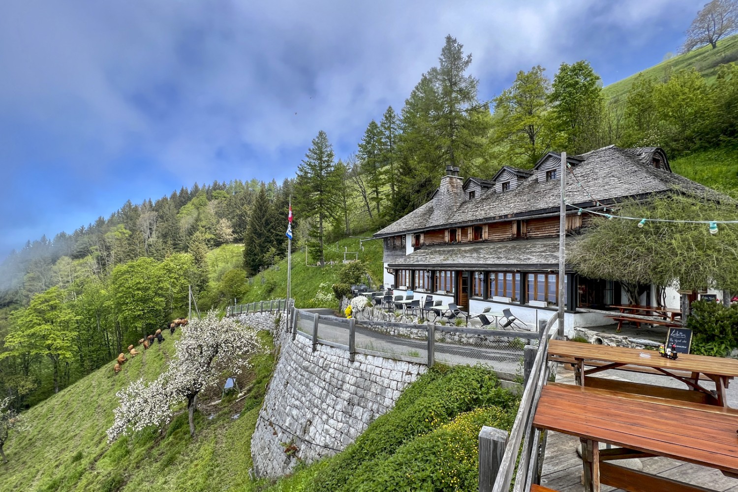 Die Terrasse der Auberge de Sonchaux bietet Genüsse für den Magen … Bild: Pascal Bourquin