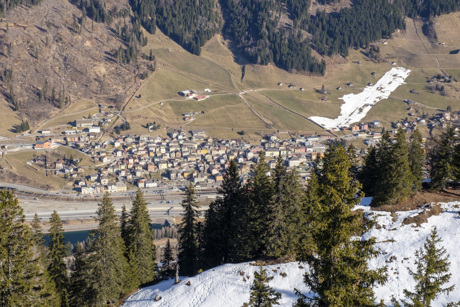 L’agréable chemin de randonnée hivernale offre une vue plongeante sur Airolo. Photo: Iris Kürschner