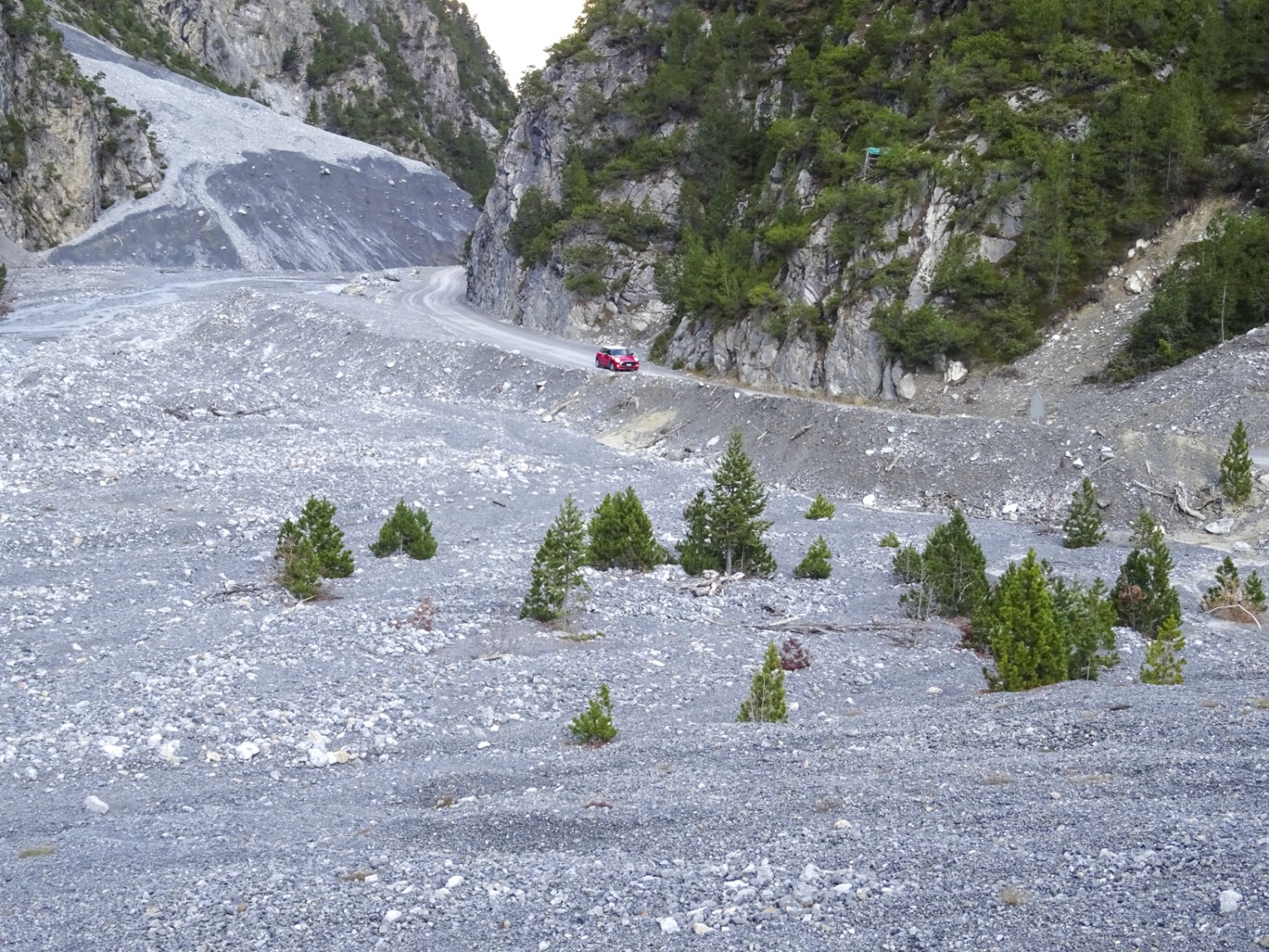 Un entretien coûteux: après chaque épisode de fortes précipitations, il faut dégager la route. Photo: Sabine Joss