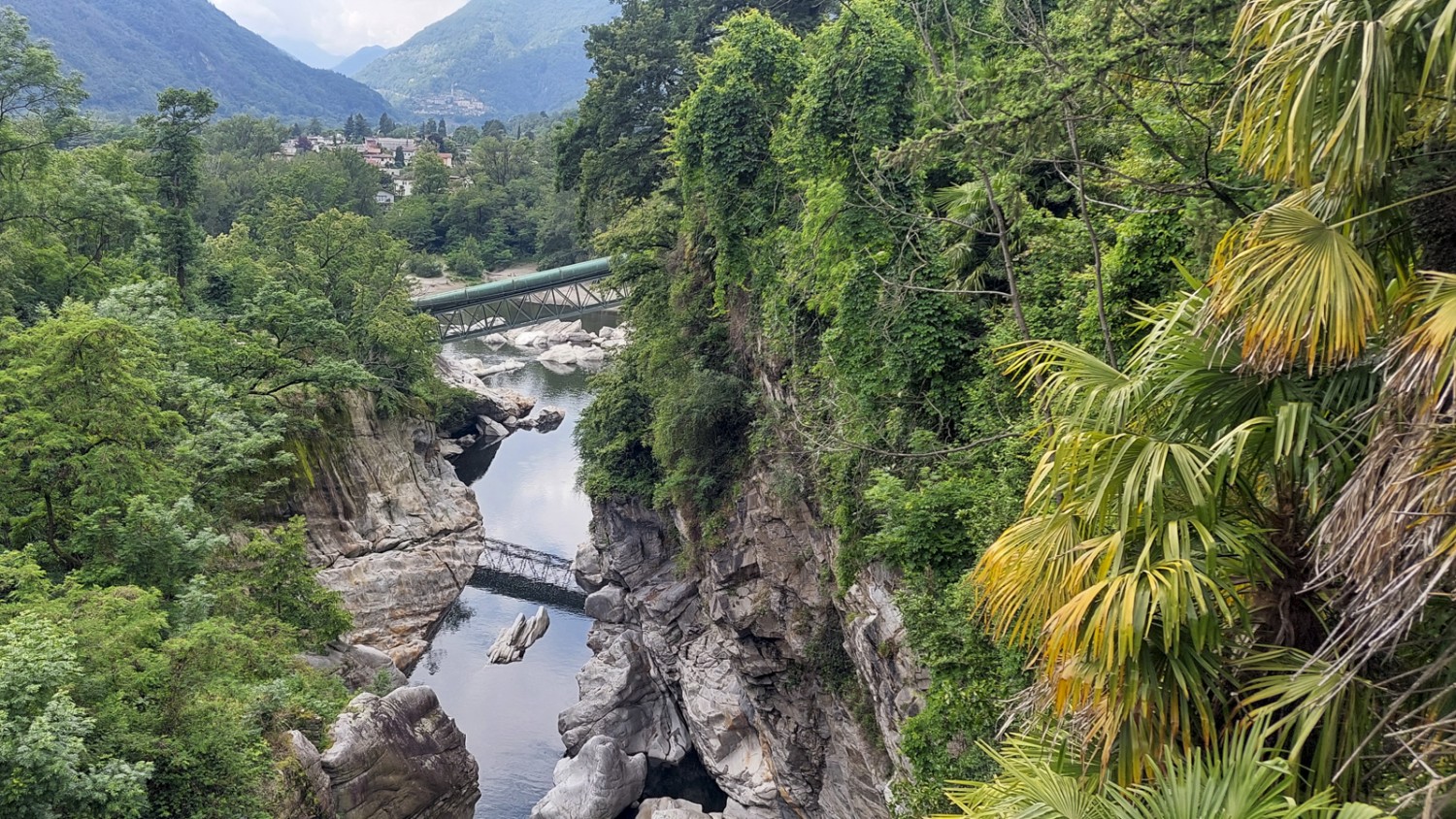 Dal ponte presso Ponte Brolla si apre una spettacolare veduta nella sottostante gola della Maggia.