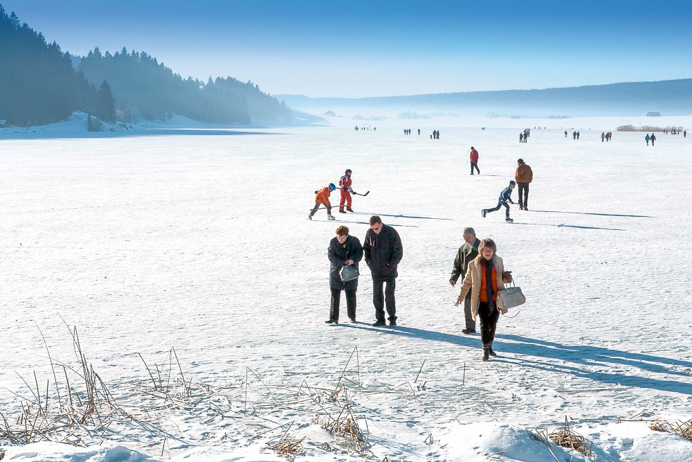 Le lac des Taillères gelé est un terrain de jeux pour les patineurs et les marcheurs. Photo: Ruedi Hädener
