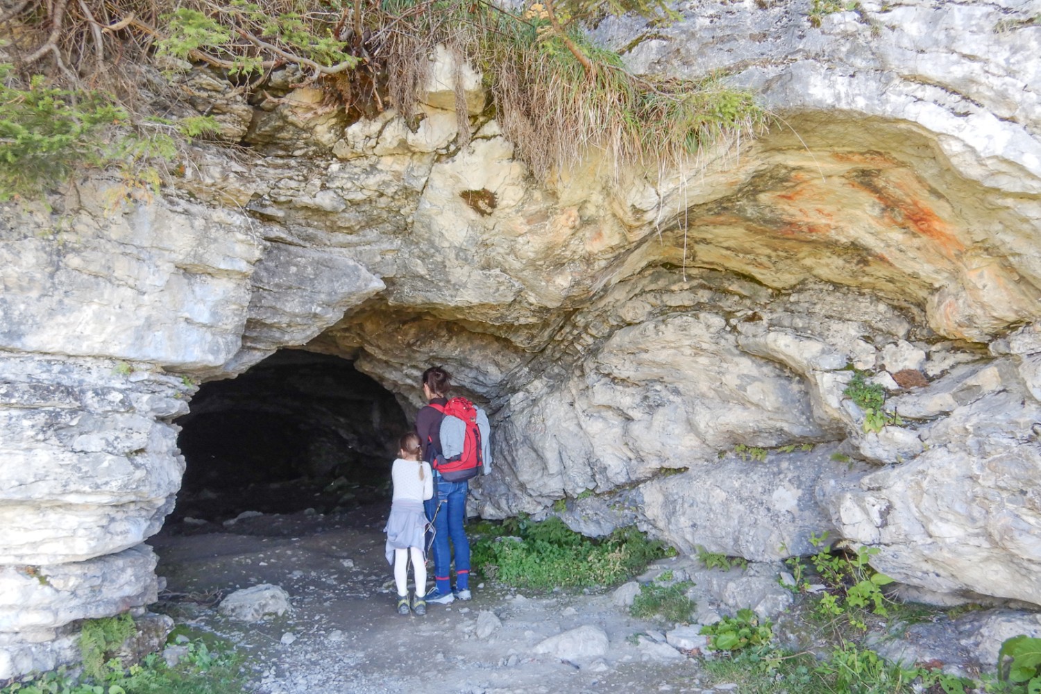 Oserons-nous entrer dans la sombre grotte du Wildmannlisloch? Sans lampe de poche, c’est un peu inquiétant. Photo: Susanne Frauenfelder