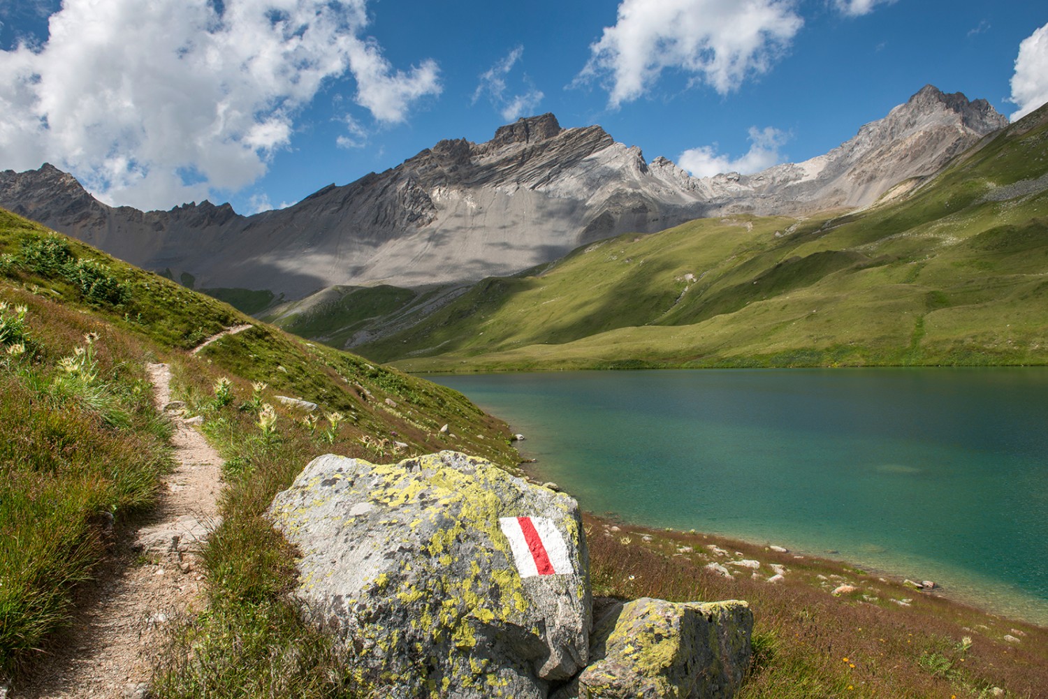 Quelques chemins solitaires mènent aux lacs Lai da Ravais-ch, un lieu idéal pour se rafraîchir en été.