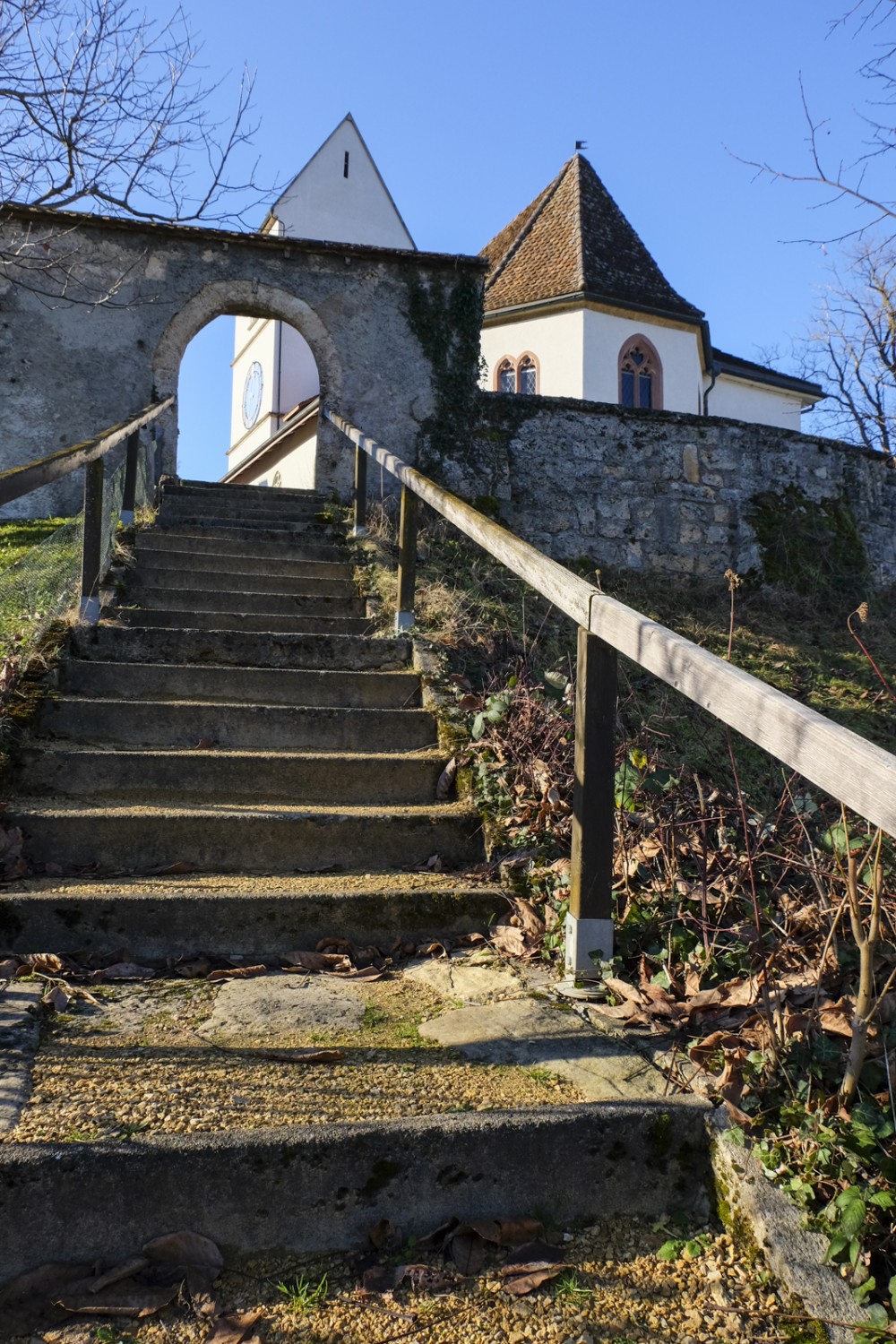 En haut de l’escalier, l’église romane d’Oltigen attend les visiteurs. Photo: Elsbeth Flüeler