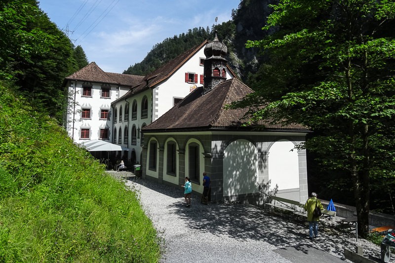 Les thermes de Pfäfers avec le musée du couvent et des thermes ou la chapelle (entrée libre). Photo: Vera In-Albon