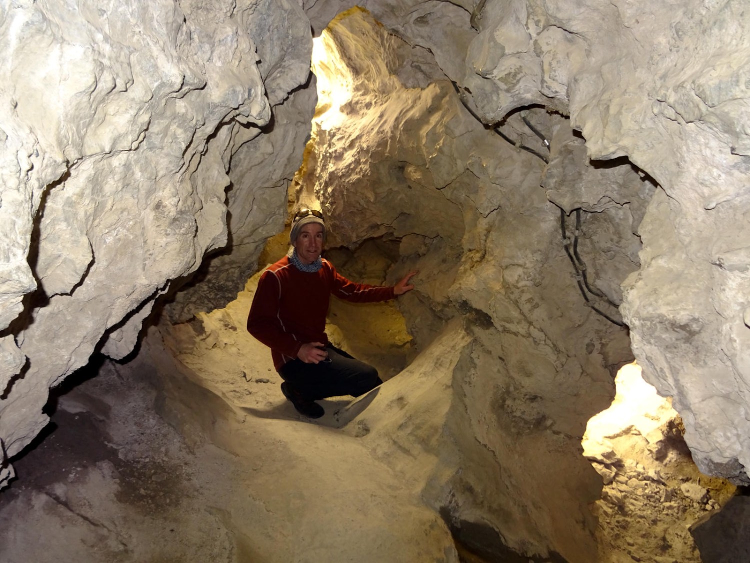 Au Feschtiloch, la grotte apparue dans le rocher du château de Niedergesteln durant les périodes glaciaires. Photo: Sabine Joss