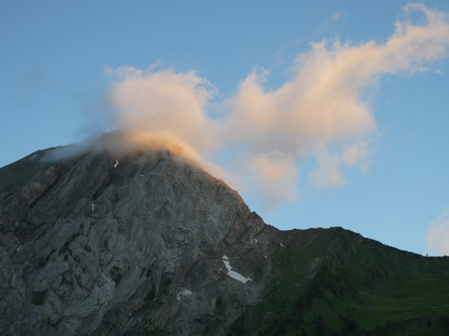 Le soleil s’annonce, mais tout est encore dans l’ombre.