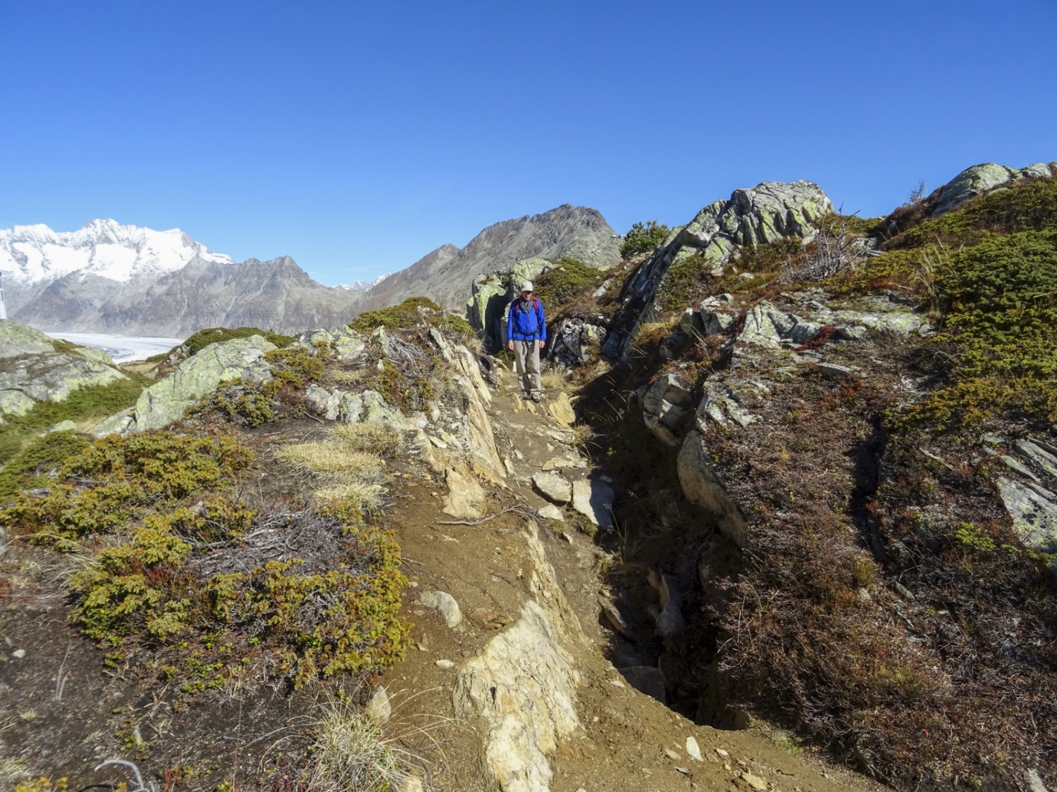 Metertiefe Spalten durchziehen links und rechts des Wanderwegs den Untergrund. Bild: Sabine Joss