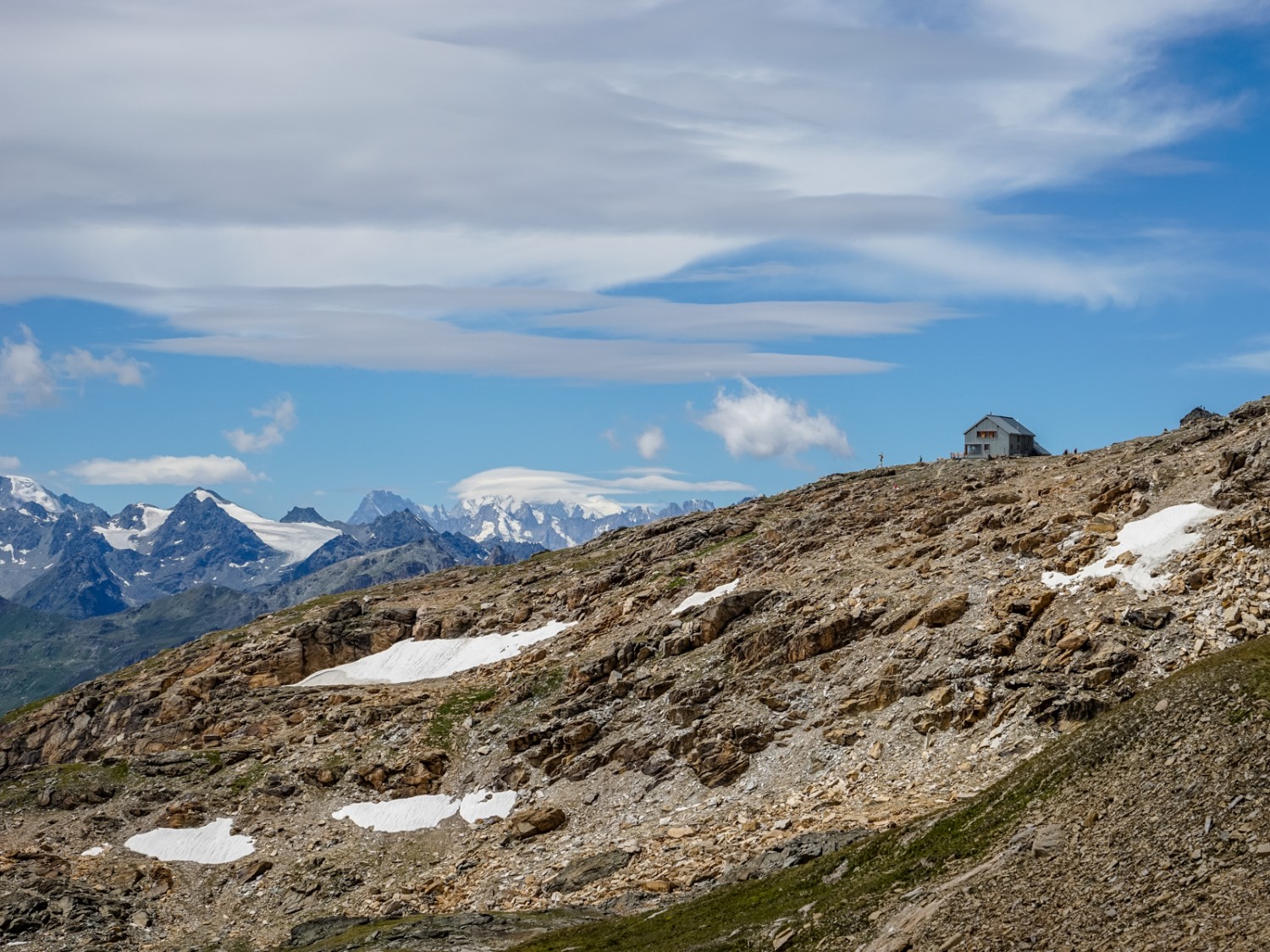 Depuis le col des Becs de Bosson, on aperçoit la cabane. À l’horizon apparaît le massif du Mont-Blanc. Photo: Fredy Joss