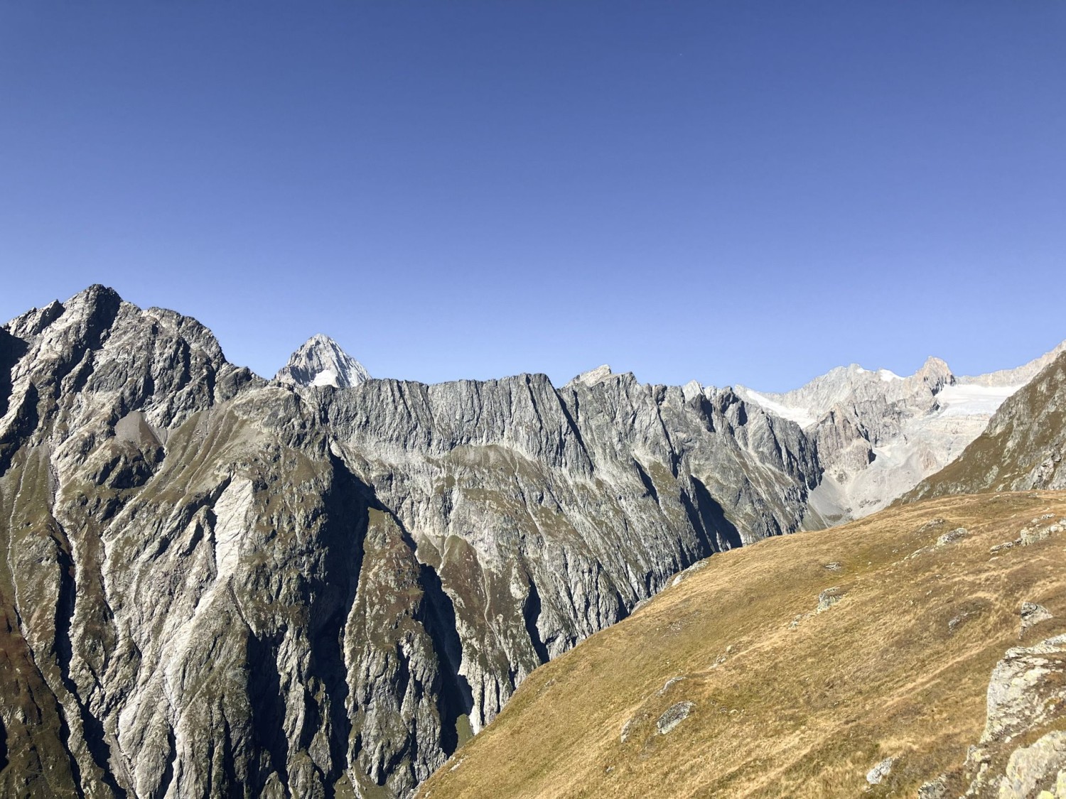 Ripido e selvaggio si presenta il versante dell’Alpjuhorn (a sinistra), dietro il quale si scorge la vetta del Bietschhorn.