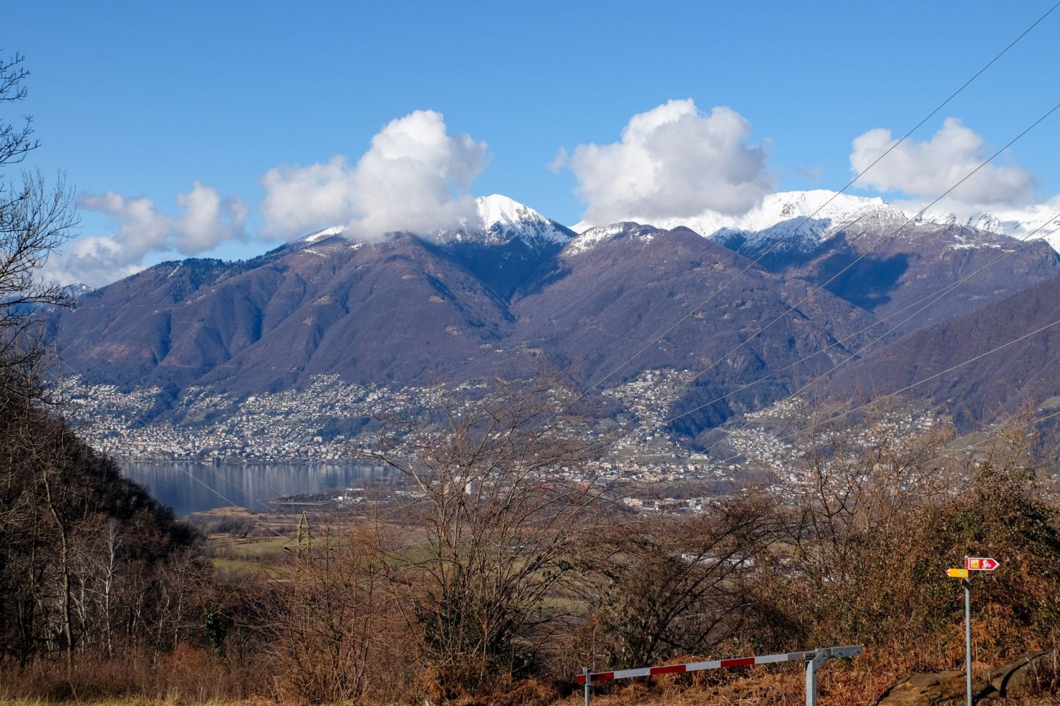 Du Monte Ceneri, on voit la plaine de Magadino ainsi que les montagnes du Val Verzasca.