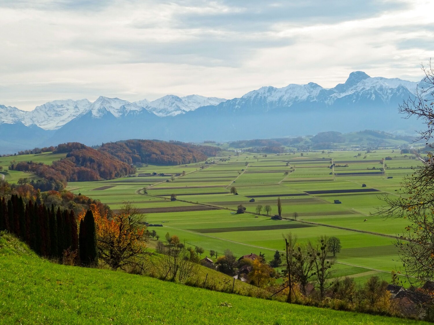 Ausblick über das Gürbetal zum Stockhorn rechts und zu den herbstlich verschneiten Berner Alpen.