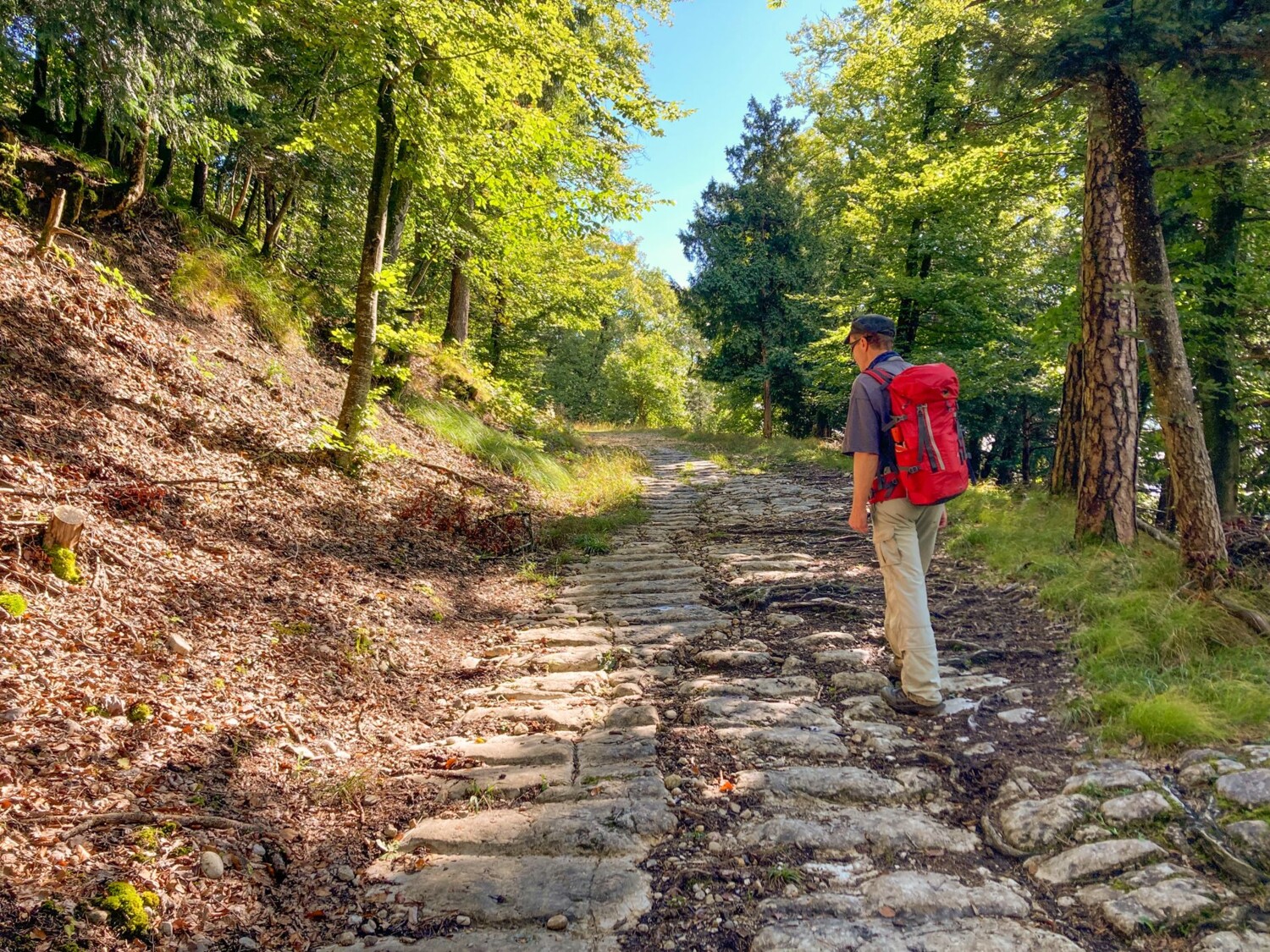 Vor Valangin folgt der Wanderweg kurz einem historischen Wegabschnitt.