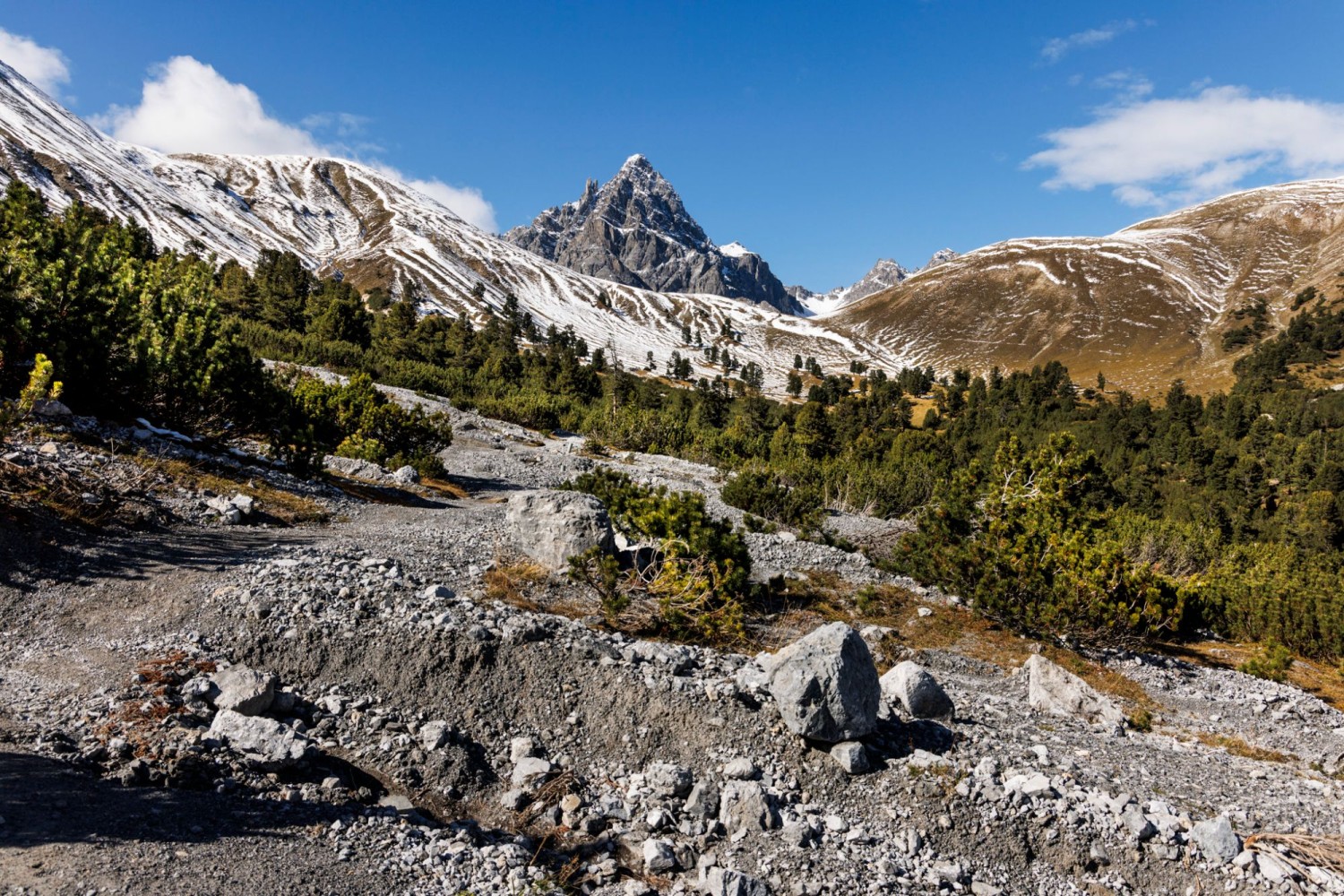 Le chemin s’élève constamment dans le Val Mingèr, jusqu’au niveau des premières neiges.