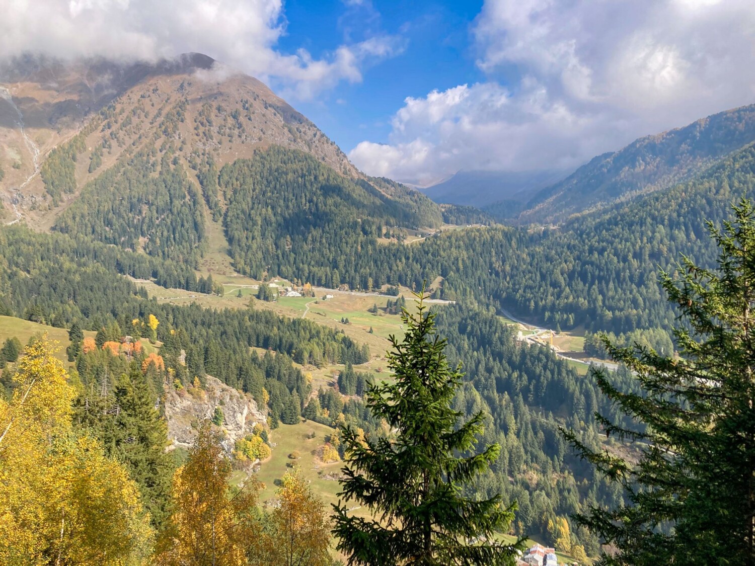 Blick zurück nach Sfazù und hinein ins Val Viola.