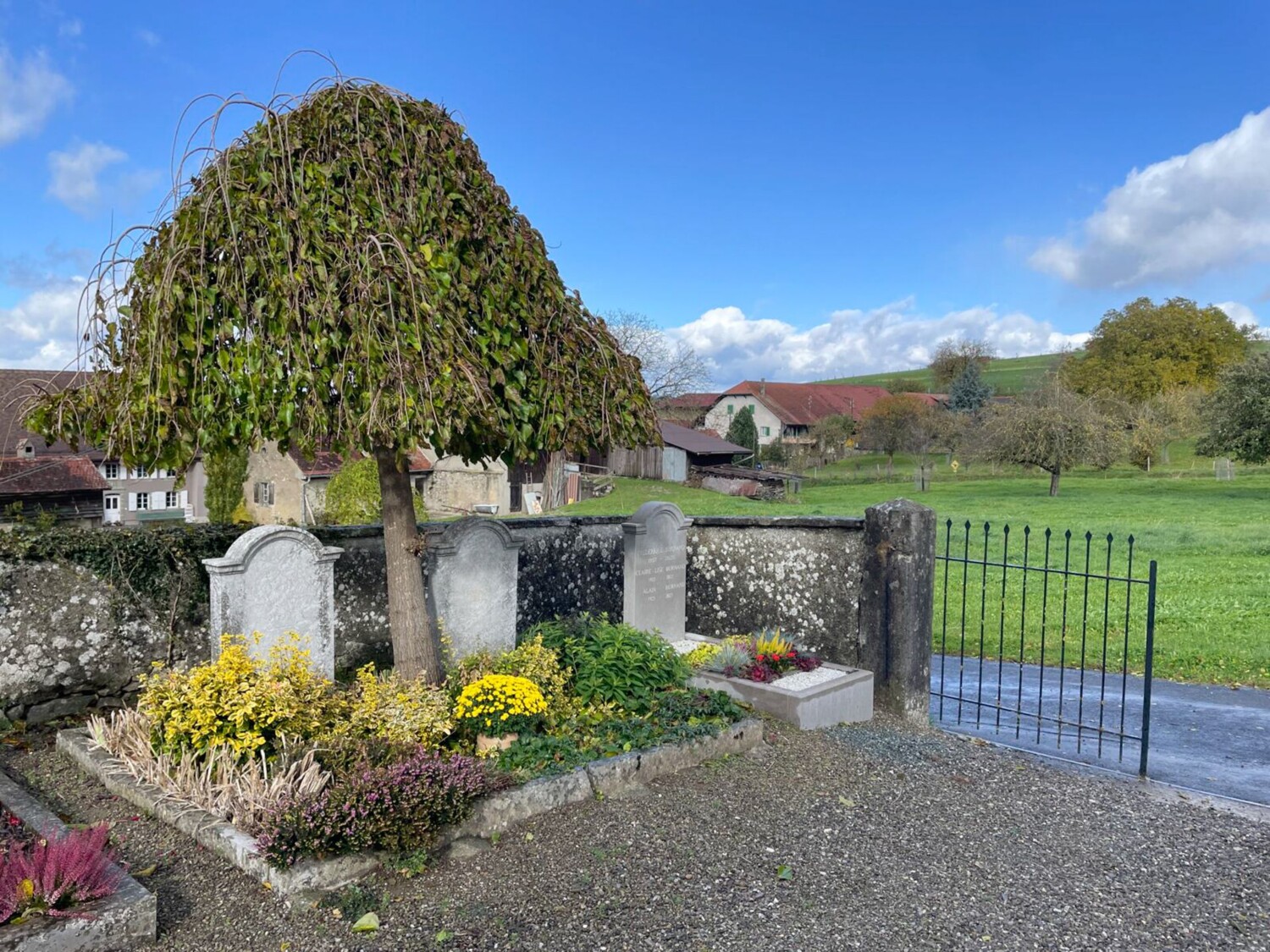 La tombe d’Eugène Burnand, à Vuillens