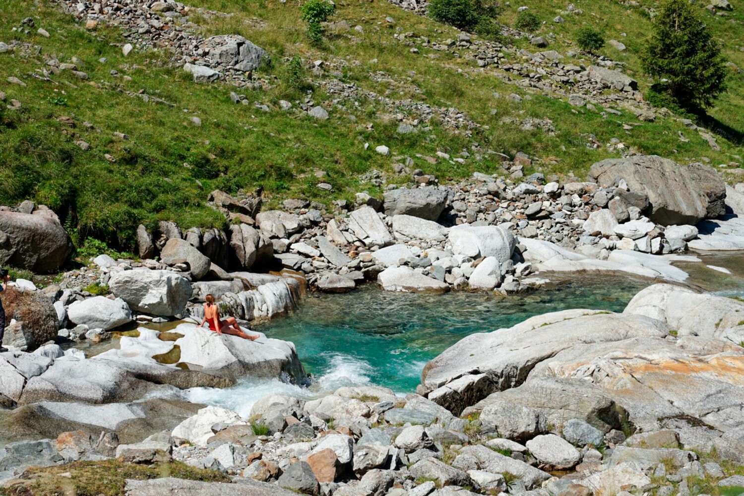 Weiter hinten im Val Sumvitg hat der Fluss einladende Badepools in den Granit geschliffen.