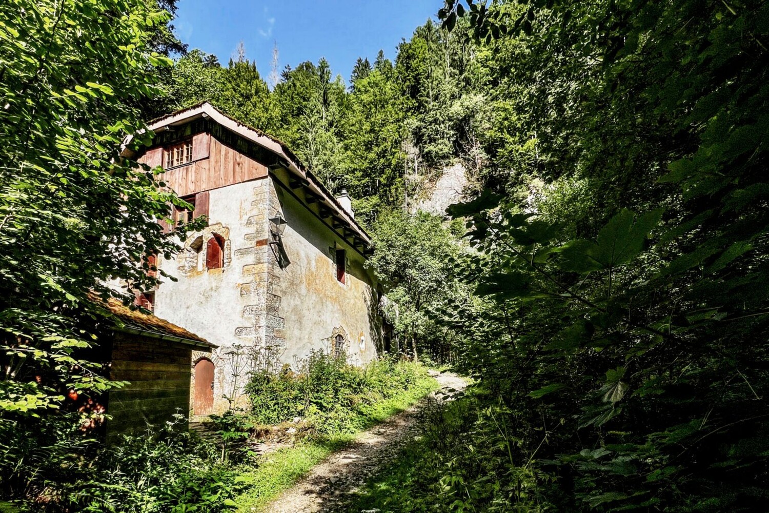 Eine alte Mühle hält in der Schlucht unterhalb des Etang de Bollement tapfer die Stellung.