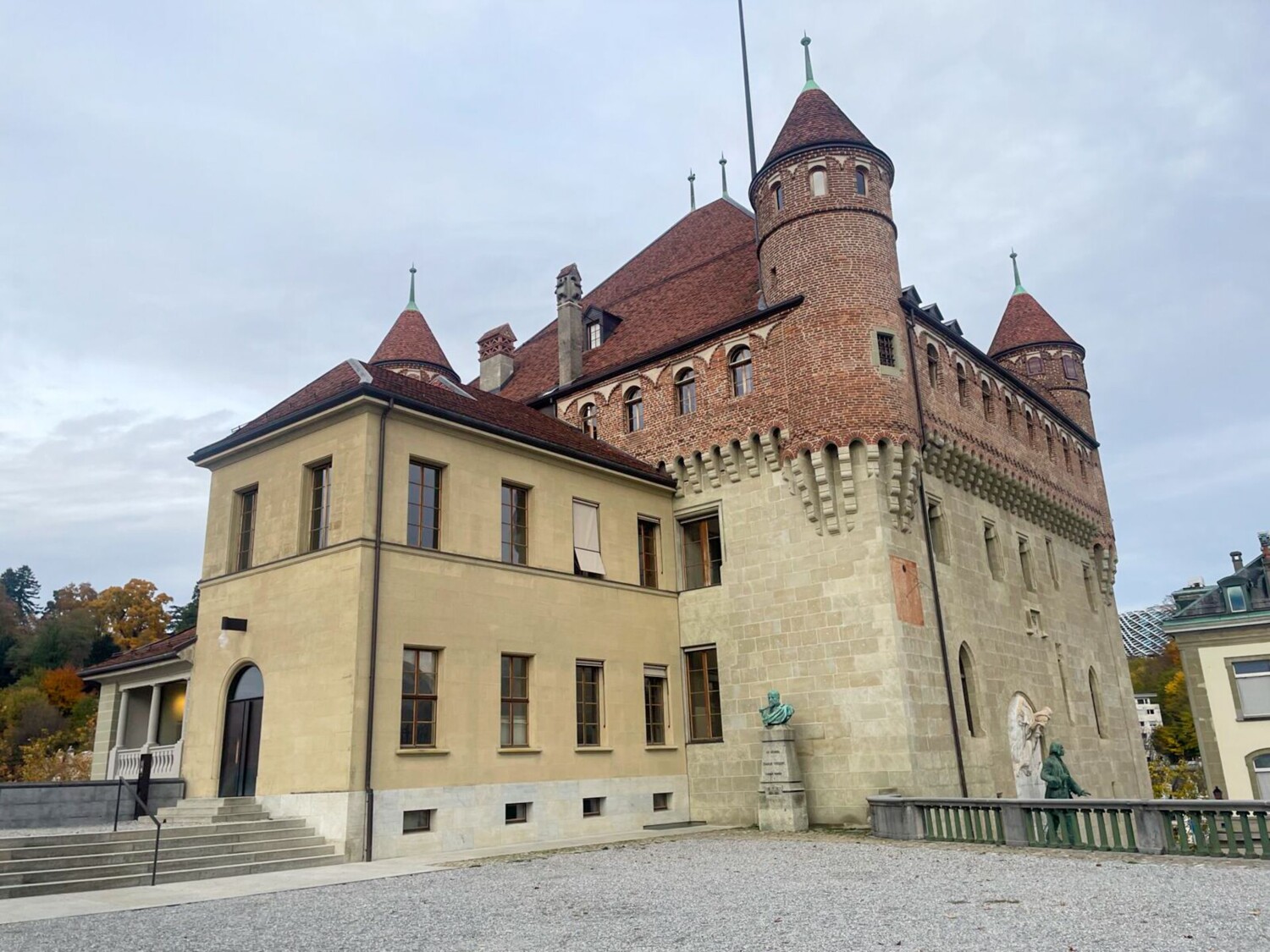 Au château Saint-Maire, on entre dans la vieille ville.