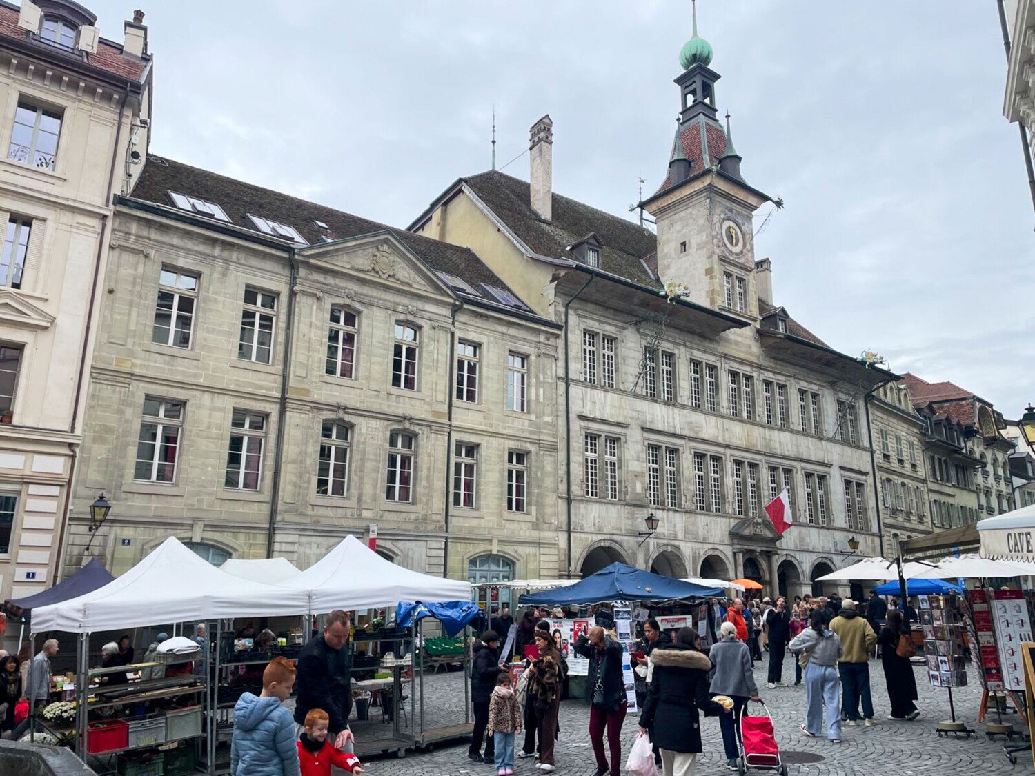 La place de la Palud accueille le marché le mercredi et le samedi matin.