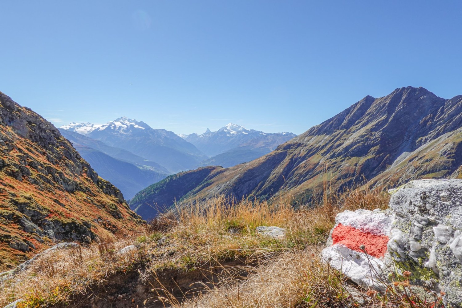Oltre alla segnaletica dei sentieri escursionistici di montagna sono compagni costanti il gruppo del Mischabel, il Cervino e il Weisshorn.