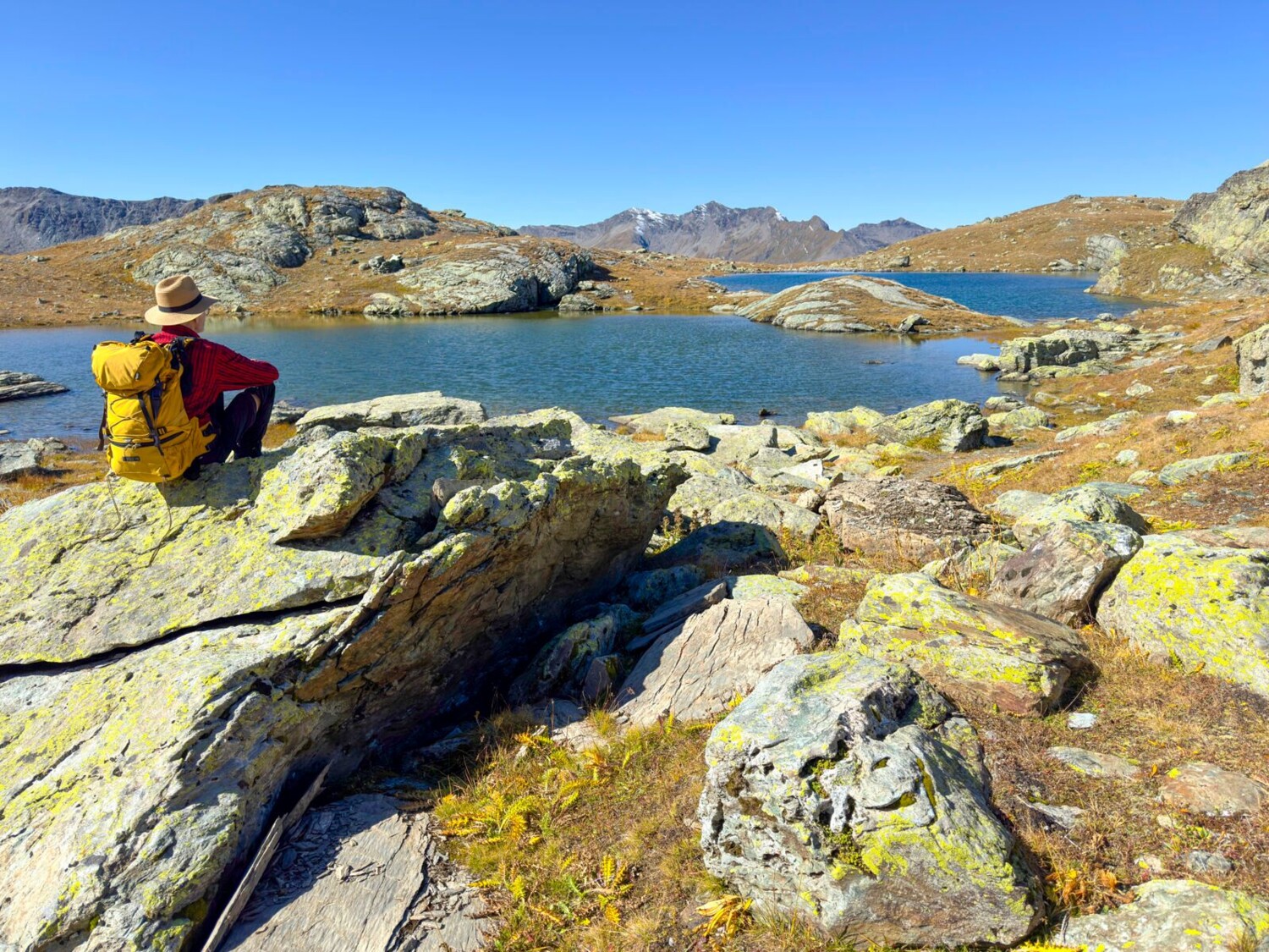 Das ist Herbst – gelbes Gras, blauer Himmel, kühle Luft. Eine kurze Pause bei den Flüeseen.