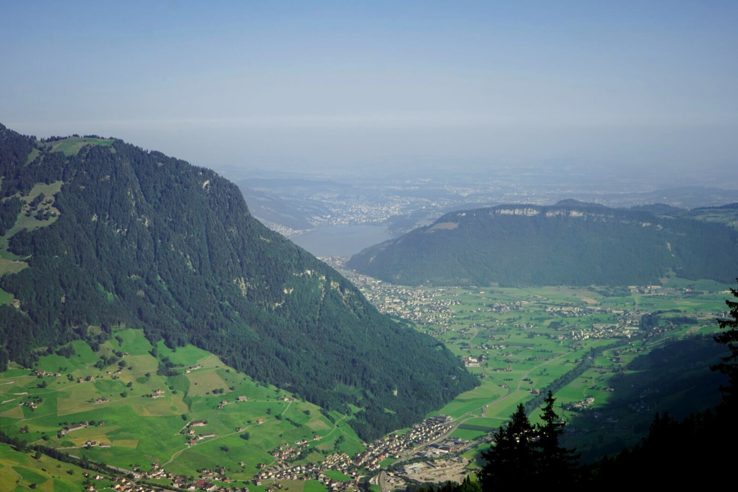 Ausblick Richtung Stans und Stansstad mit dem markanten, flach wirkenden Bergrücken des Bürgenstocks.