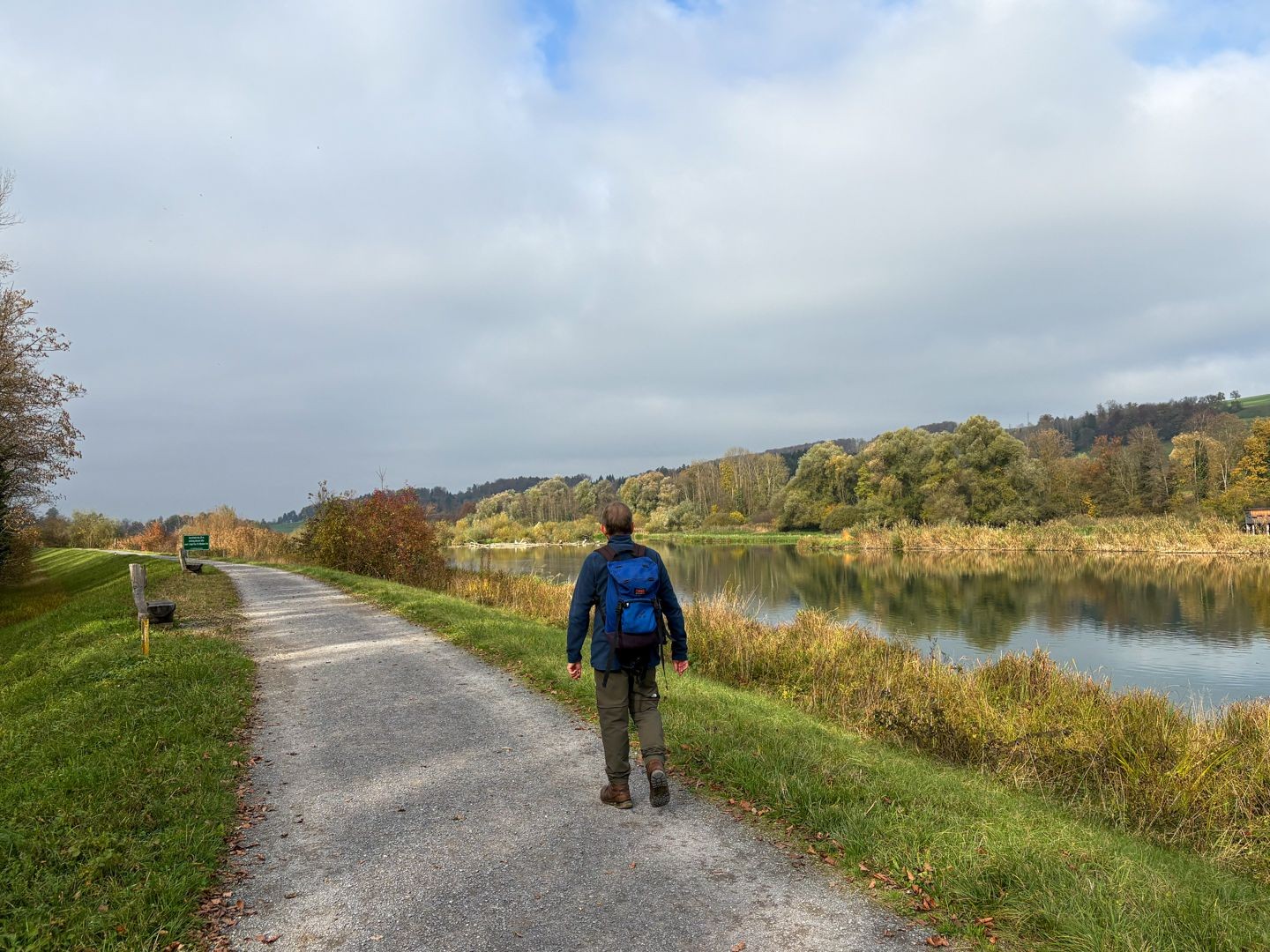 Peu après Rottenschwil, le chemin de randonnée mène sur une digue à travers la plaine de la Reuss.