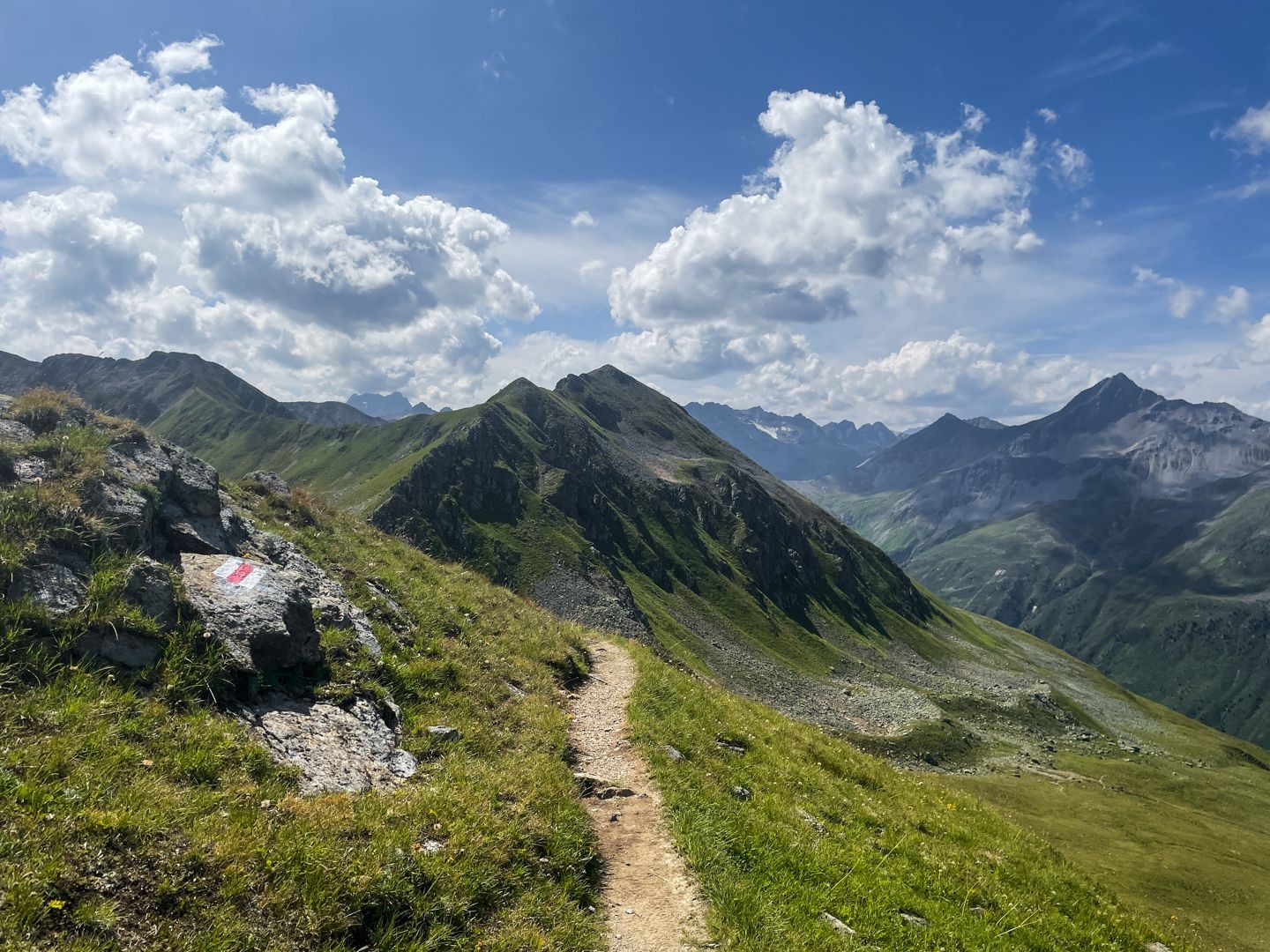 Chemin de crête agréable avec vue sur le Rinerhorn et les montagnes grisonnes