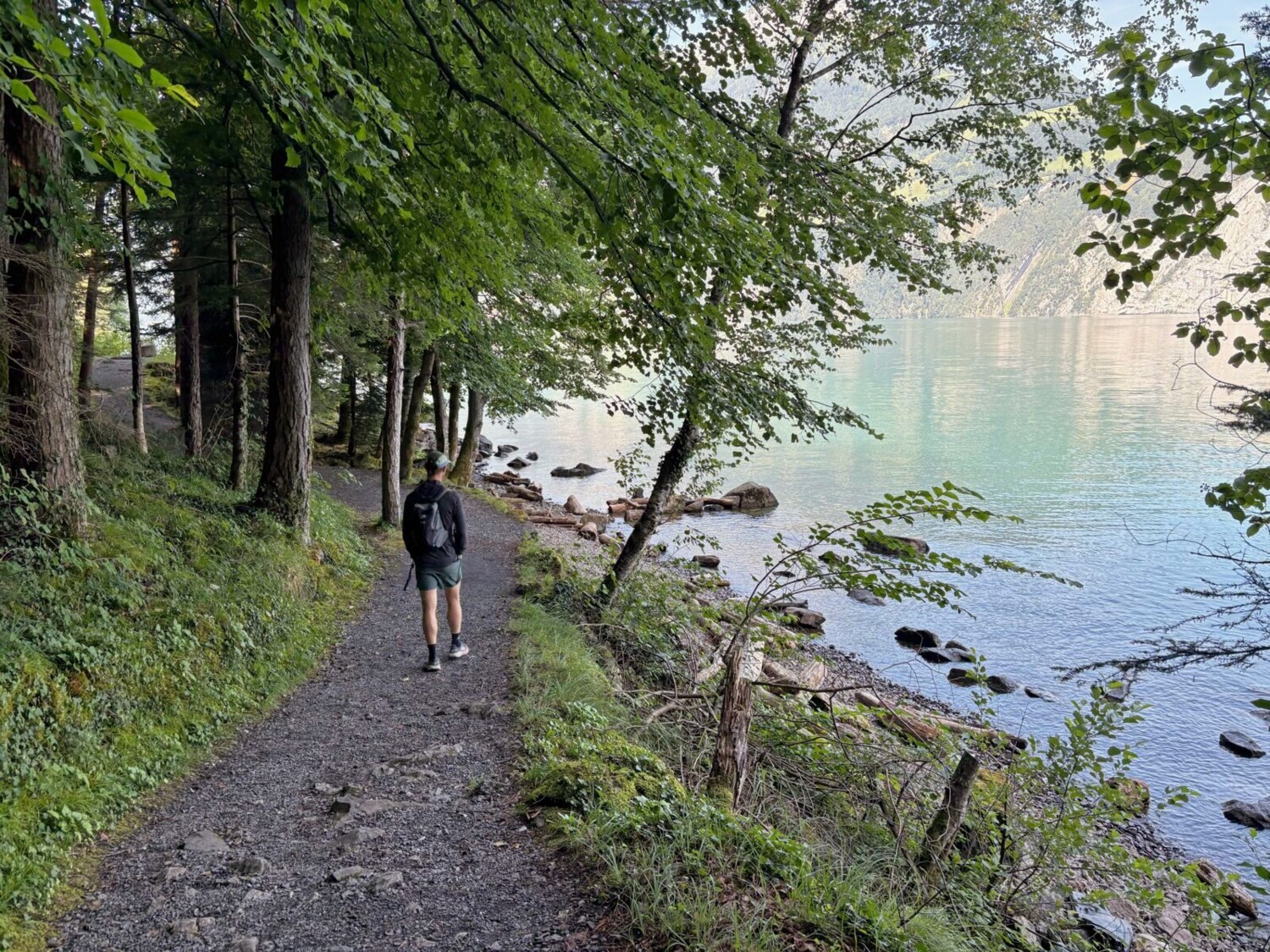 Nach dem Abstieg verläuft der Wanderweg nahe am Wasser. An heissen Tagen Badehose nicht vergessen!