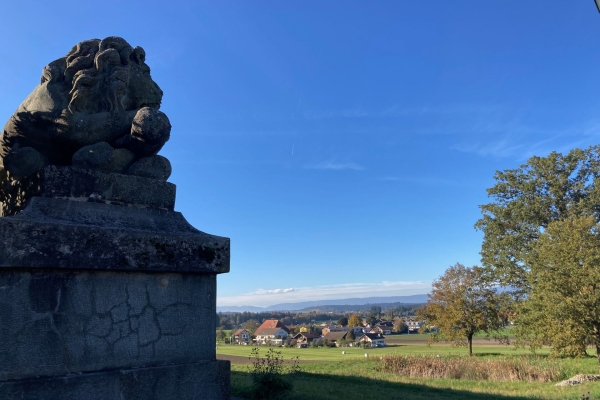 Farbige Herbstwälder und Sandsteinfelsen