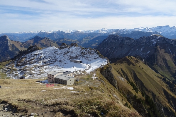 Vers les majestueux Rochers de Naye 
