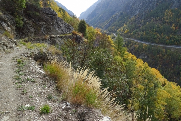Vue plongeante dans la vallée de Saas