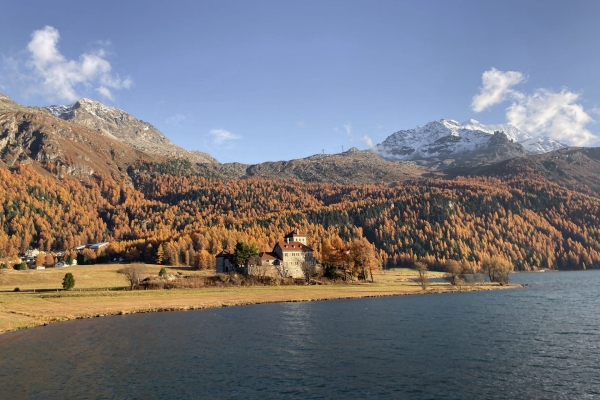 Randonnée près de lacs et mélèzes lumineux