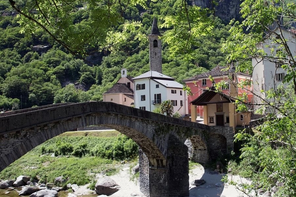 Vom Valle Maggia zum Valle Verzasca über die Tomeohütte