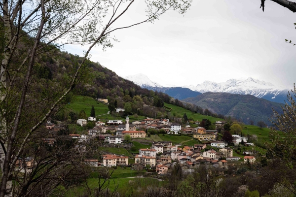 Durch Tessiner Dörfer und Kastanienwälder
