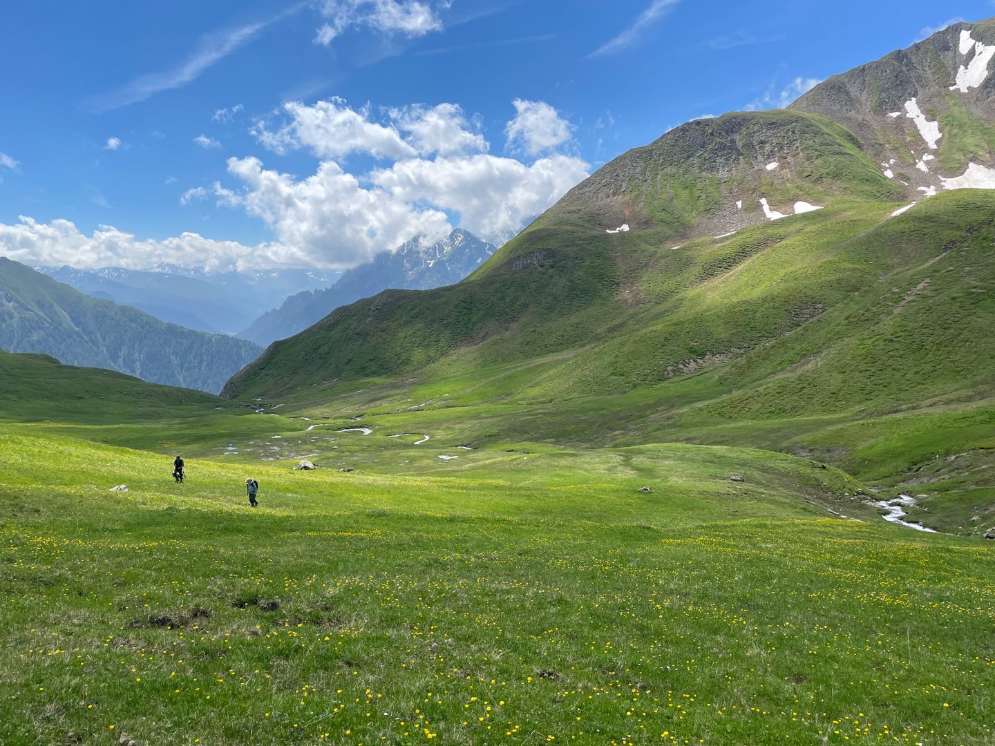 Die Unter Malfrag mit viel Aussicht – und viel wildem Schnittlauch.