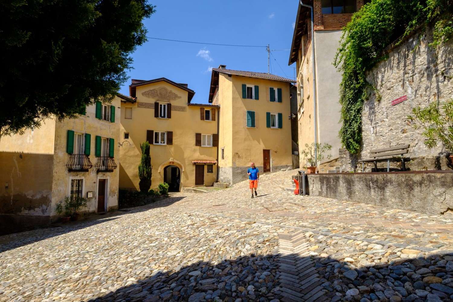 La piazza del villaggio di Aranno.
